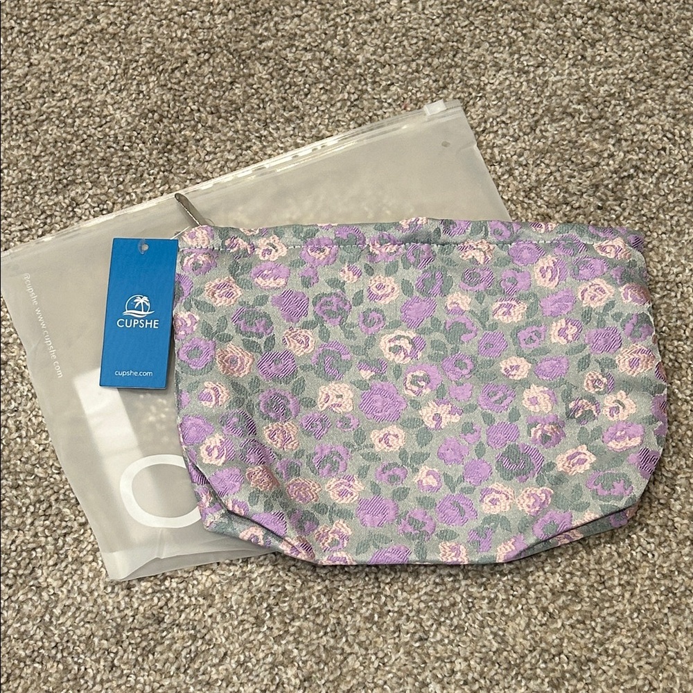 🆕Cupshe Floral Travel Bag - Lavender and Gray